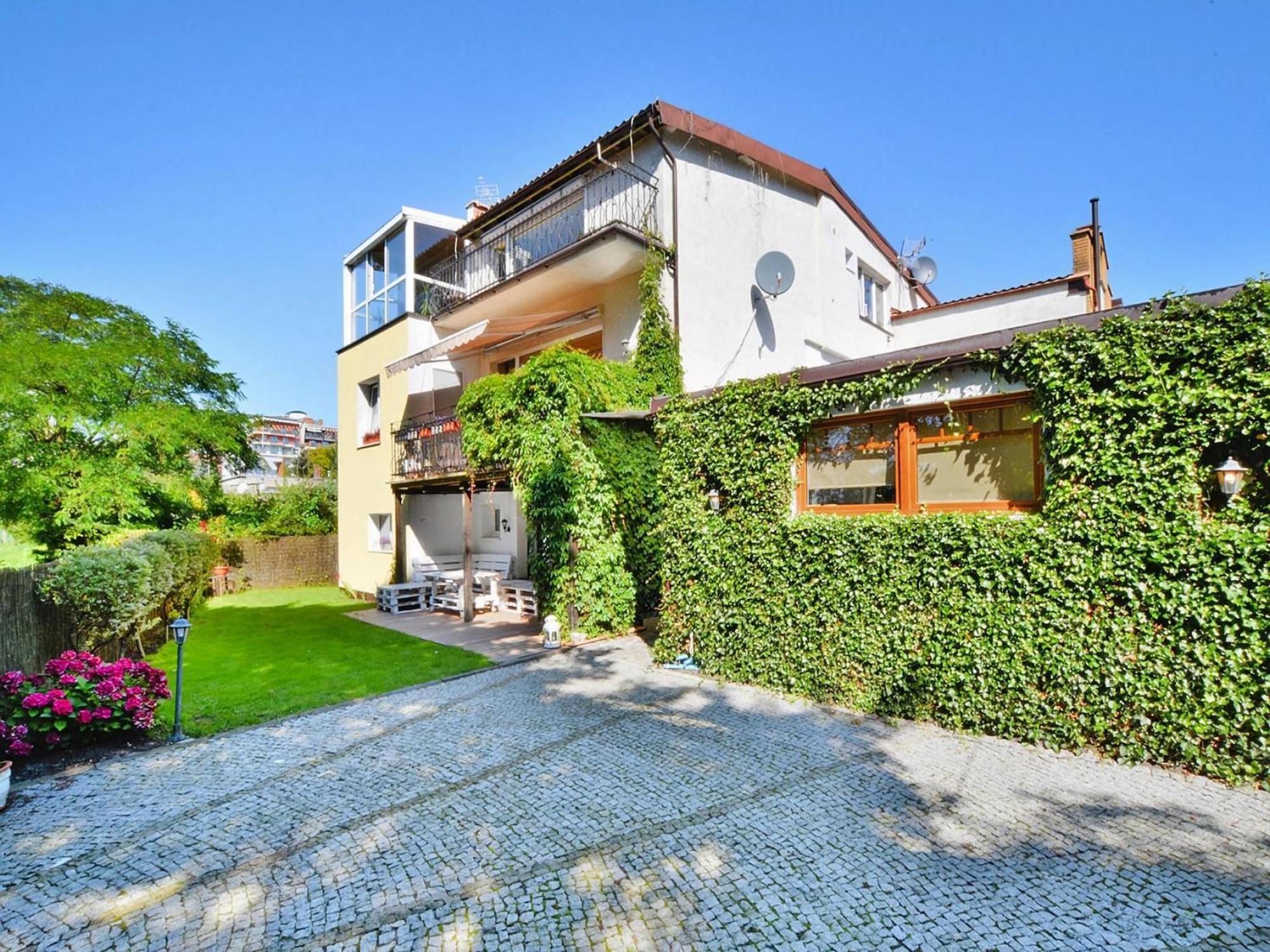Apartament Flat, *